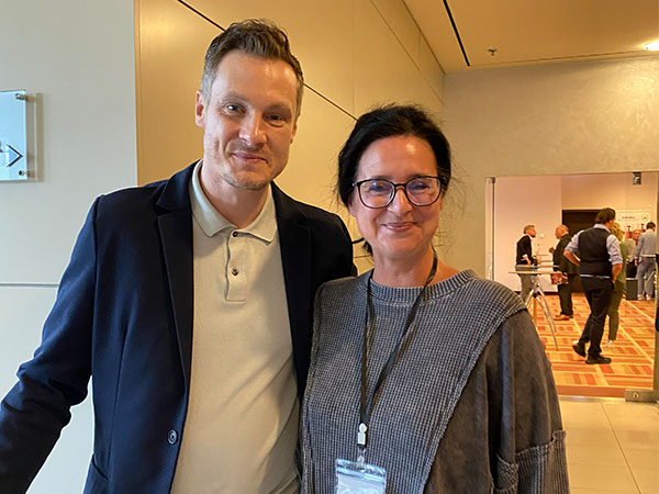 Jana Ellinger vom iftp und Leitung des Projekt BatterieverbundMD mit Marcell Jansen, Ex-Bundesligaprofi und Gründer der Statics Group.